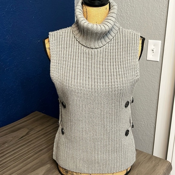 ZARA KNIT GRAY BUTTON SIDE SLEEVLESS SWEATER TOP MEDIUM - Picture 1 of 16